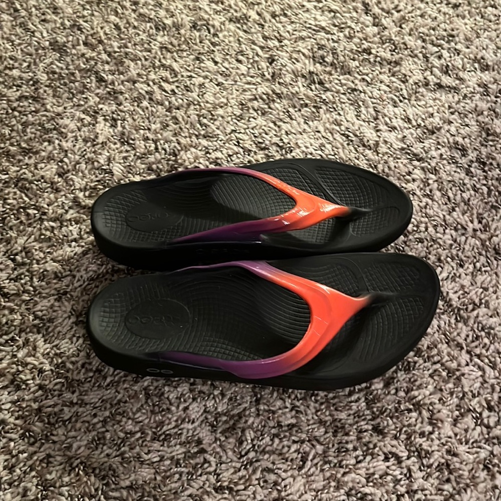 Oofos thong flip flops size 7
